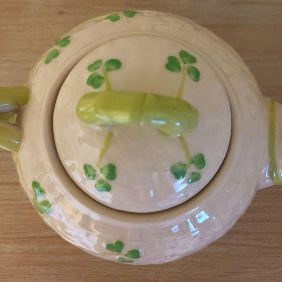 🍀Celtic Classics Stoneware Shamrock Clover with Basket Weave Design Teapot - Picture 9 of 14